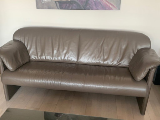Bellissimo divano Jori a 2 posti e mezzo nel colore tortora. – 3 5 zitsbanken, Leather