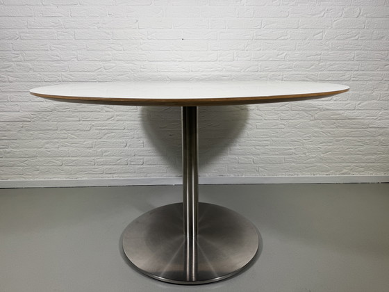 Image 1 of Ronde eettafel met metalen poot en houten rand - 120 cm