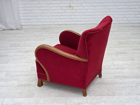 Image 1 of Fauteuil danois des années 1960, revêtement en velours rouge, bois de chêne.
