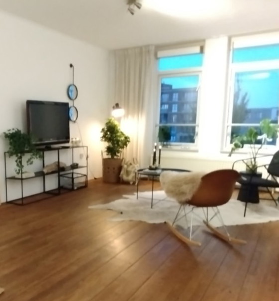 Image 1 of 1 sedia a dondolo dorata replica Eames