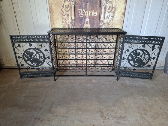 Image 1 of Casier à vin en métal, buffet, capacité 54 bouteilles, dimensions 106x36cm et 77cm de hauteur.