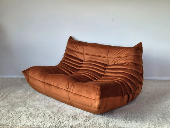 Image 1 of Ambrer fluwelen tweezitsbank Togo van Michel Ducaroy voor Ligne Roset