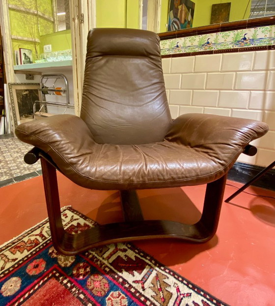 Vintage Manta loungestoel van leer en hout, ontworpen door Ingmar Relling voor Westnofa. (photo 10 of 11)