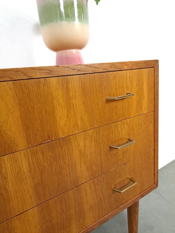 Image 1 of Cómoda danesa con patas altas y tiradores dorados.