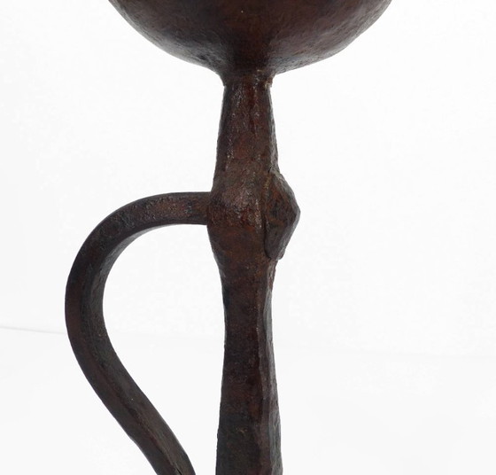 Image 1 of Een paar driepootkandelaars van smeedijzer, neogotische stijl, Frans vakmanschap, begin 20e eeuw.