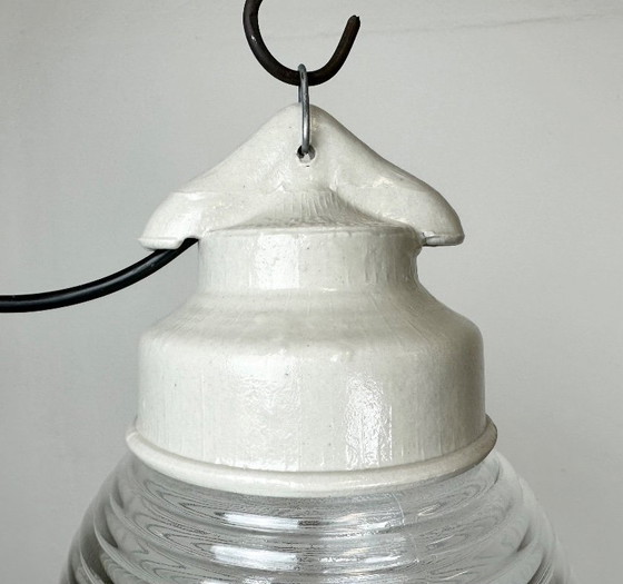 Image 1 of Industriële witte porseleinen hanglamp met geribbeld glas, jaren 70