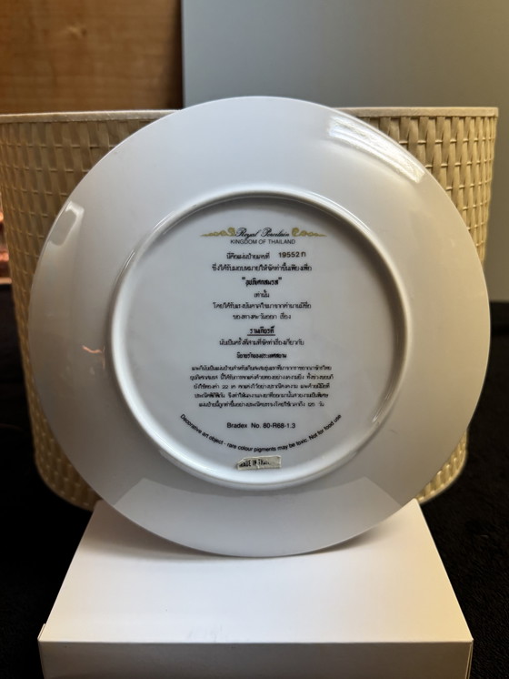 Image 1 of 🌺 “The Love Story of Siam” | Handgeschilderde collector plates | Royal Porcelain Thailand | 22-karaats goud | Nieuws