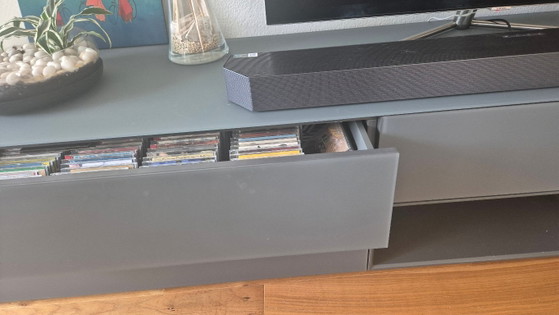 Meuble TV haut de gamme réalisé par un menuisier / 260 cm / Gris et verre satiné / Prix d'origine : 3 800 (photo 3 of 5)