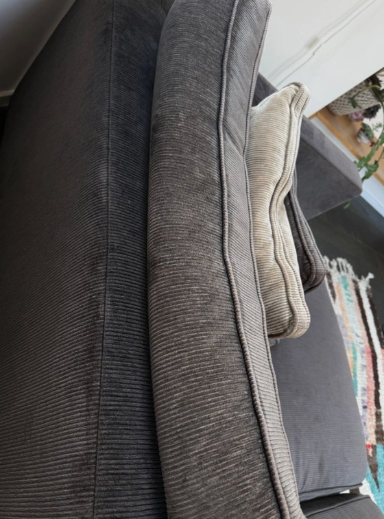 Image 1 of Canapé Roche Bobois Long Island, confortable et élégant, avec revêtement en velours côtelé gris foncé