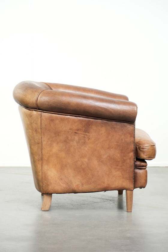 Image 1 of Heerlijke stoere cognac kleurige schapenleren clubfauteuil met een mooie vintage look in Engelse stijl
