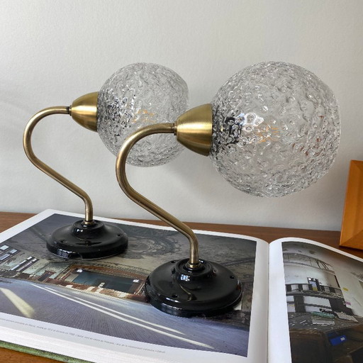 Par de apliques de pared de cuello de cisne de latón vintage con globos de vidrio burbuja y porcelana