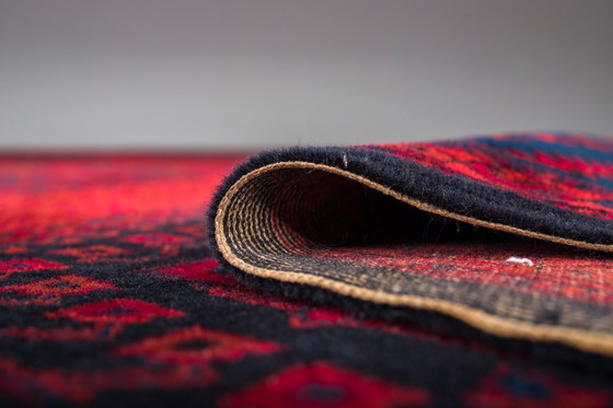 Image 1 of  Nahöstlicher Teppich aus rot-blauer Wolle im Tribal-Stil, 1950er Jahre