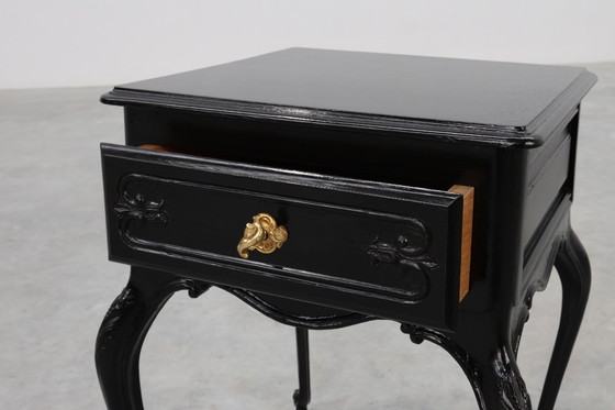 Image 1 of Coppia di comodini in stile Luigi XV in rovere laccato nero, Francia, anni '50