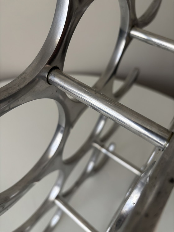 Image 1 of Botellero de aluminio de diseño con capacidad para 18 botellas.