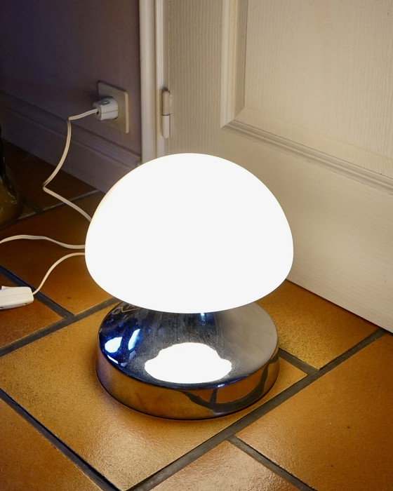Image 1 of Lampe à poser champignon en chrome et verre opalin Space Age - années 70