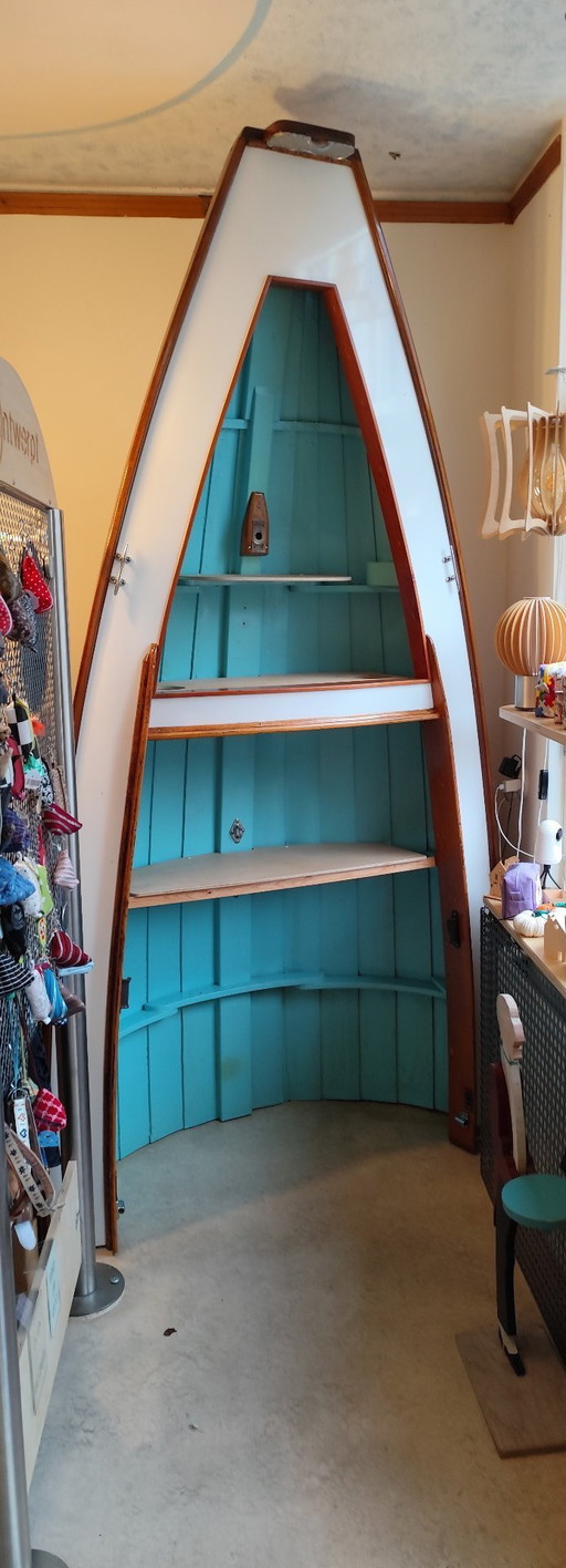 Kast van halve zeilboot