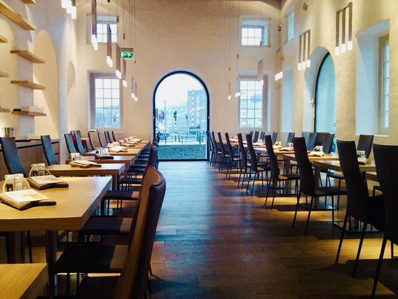 Zanotta Lialta Stühle mit abnehmbaren Bezügen in Graphit, 8 Stück – Esszimmergarnitur, Aluminium, Other (photo 2 of 7)
