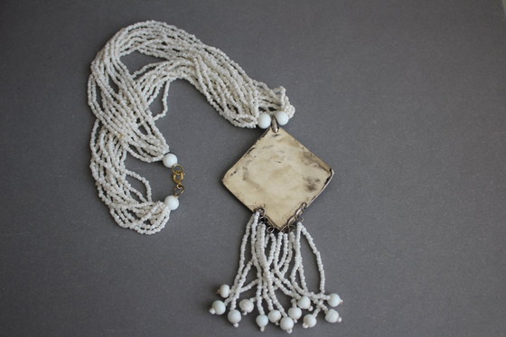 Image 1 of Collier en perles de rocaille blanches, multi-rangs avec un grand pendentif, style ethnique, fait main