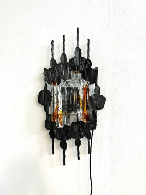 Große brutalistische Wandlampe aus Eisen mit Muranoglas, 1970er Jahre.