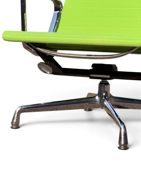 Auténtica butaca EA 124 y otomana EA 125 de Charles & Ray Eames (Vitra) - Verde – Sillones reclinables (photo 20 of 20)