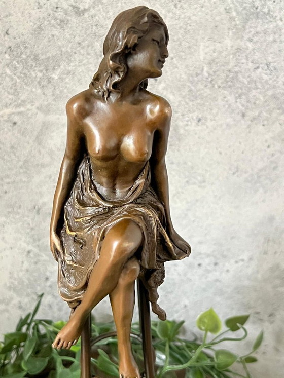 Image 1 of Statua di bronzo di donna su sedia