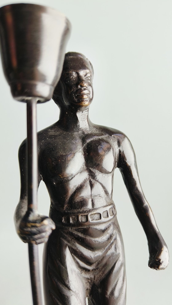 Image 1 of Antiker Kerzenständer des starken dunklen Mannes Ethnographisch