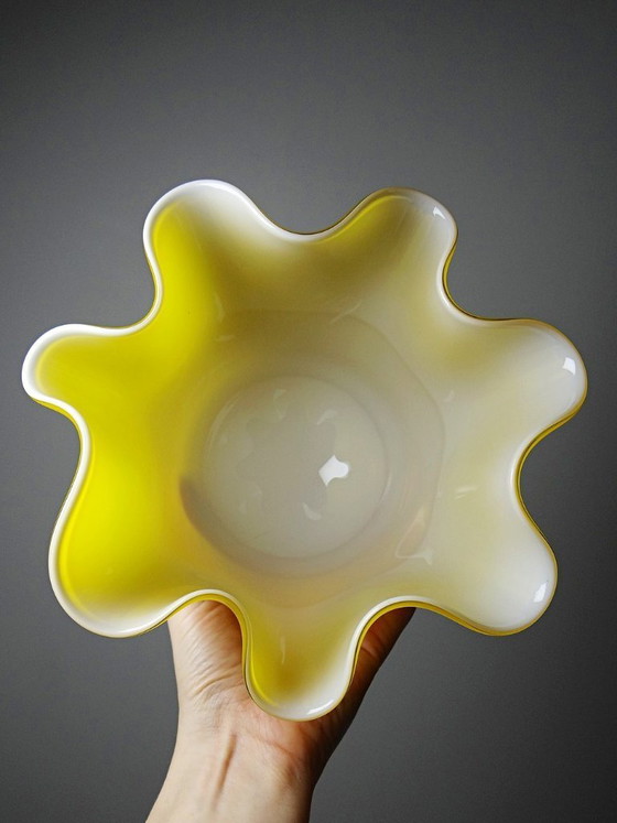 Image 1 of Vase Fazzoletto en verre soufflé italien, opaline doublée jaune, Murano 1960-70