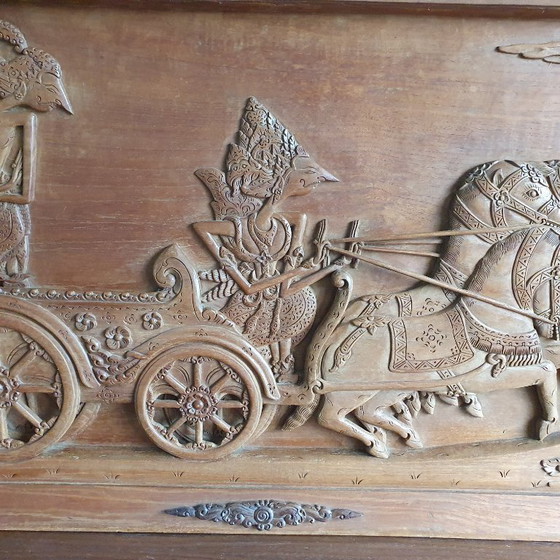 Image 1 of Grande opera in legno indonesiano con Krisna e Arjuna di 116 cm.