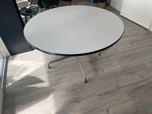 Vitra Eames Segmented Esstisch Rund