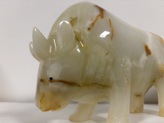 Image 1 of handgeslepen onyx beeldhouwwerk Stier