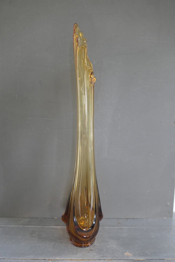 Image 1 of Grand vase vintage en verre ambré