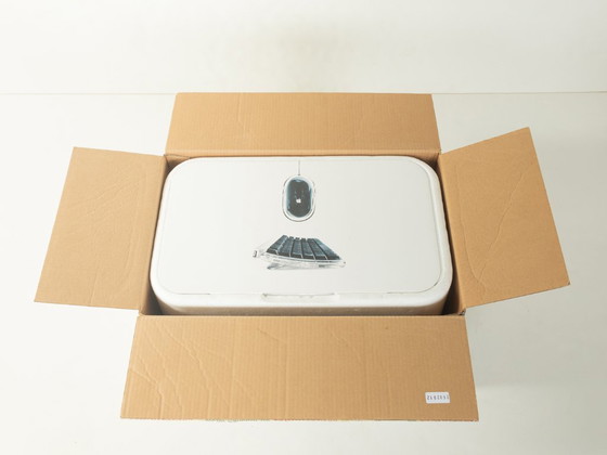 Image 1 of Power Mac G4 Cube et écran Studio 17 pouces, Apple, années 2000, vintage