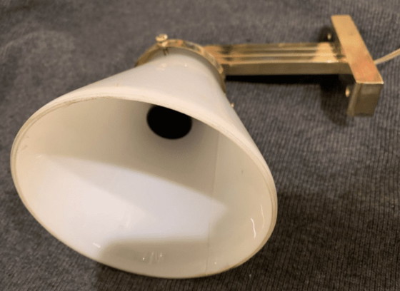 Art Deco Wandleuchte aus Messing und weißem Glas, Wandleuchten, Metall, Gold (Foto 4 von 6)
