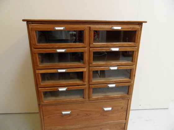 Image 1 of Commode vintage de magasin