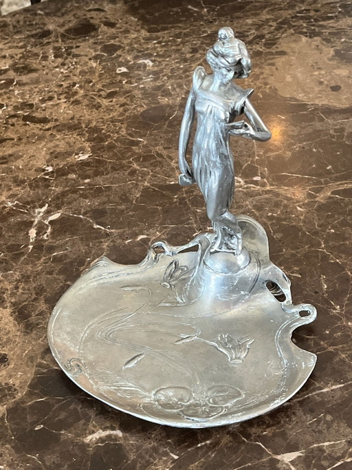 Plat de style Art Nouveau en étain.