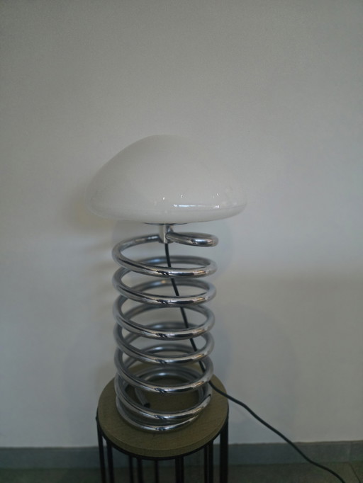 Lampada da tavolo iconica Space Age degli anni '70: fungo opalino e spirale cromata