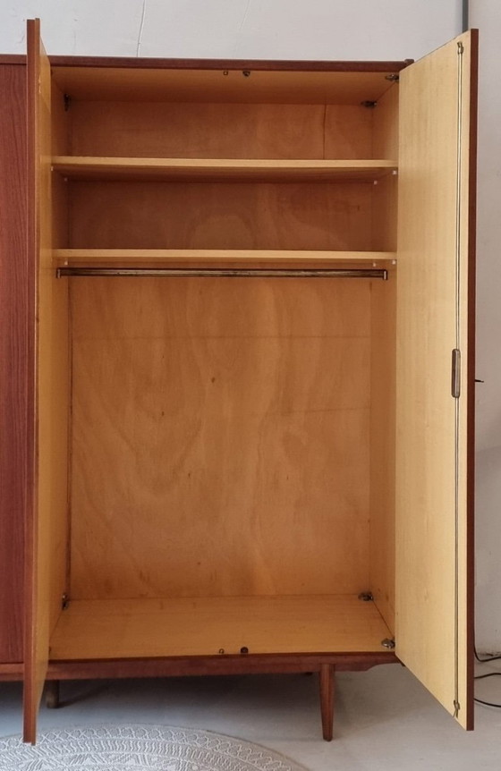 Image 1 of garde-robe du milieu du siècle