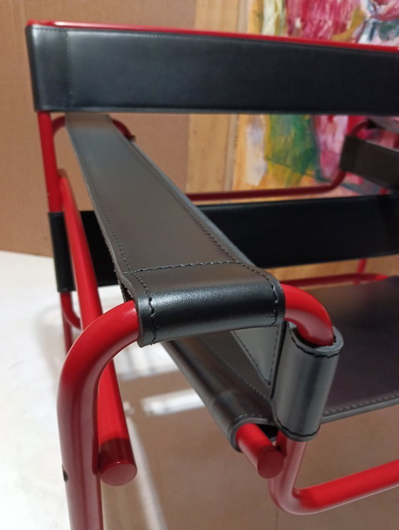 Image 1 of Bolso Knoll Wassily B3 rojo mate, nuevo-usado, en piel negra, de Marcel Breuer.