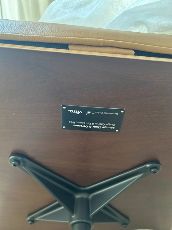 Vitra Eames Lounge Chair & Ottoman Nieuw – Klassiek Model – Notenhout en Premium Oker Leer (Verzegeld) (photo 13 of 15)
