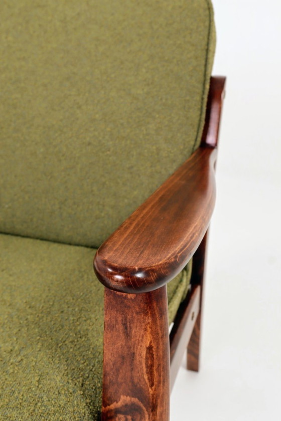 Image 1 of Retro Loungestoel Groene Boucle Bekleding, Ergonomische vorm, Vintage Stijl, Donker Noten Kleur Hout