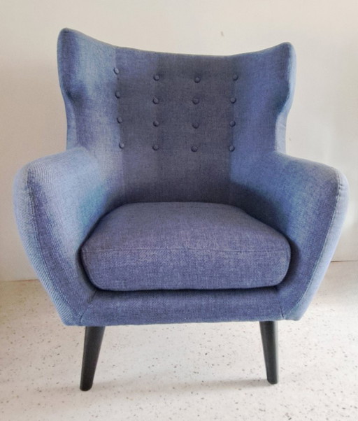 Ein stilvoller blauer Sessel.