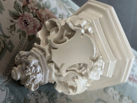 Image 1 of Skulpturale Wandkonsole aus Gips – Klassisches Blumendesign