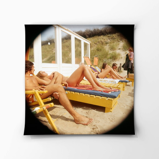 1 photographie de plage prise au fisheye, style milieu du XXe siècle, Pays-Bas, années 1970