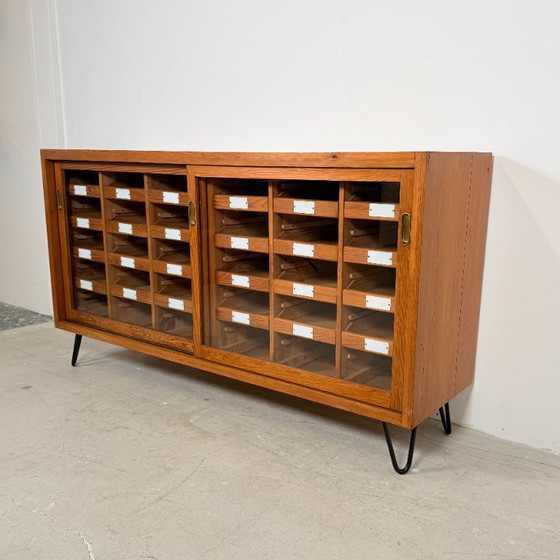 Armadio di Smistamento Tedesco Vintage / Credenza con 24 Cassetti – Pino Massiccio – Credenze, Legno, Ferro (photo 7 of 13)