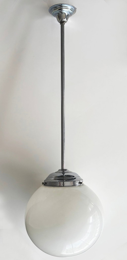 Lampada a sospensione sferica vintage in stile Bauhaus, in vetro opalino e cromo. – hanglampen, Chrome, Glass
