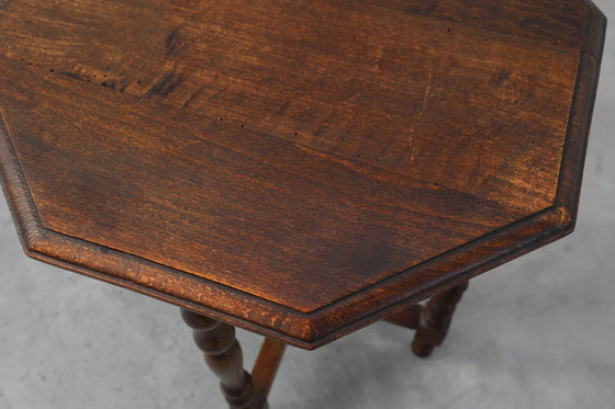 Image 1 of Table d'appoint en chêne à pieds tournés hexagonaux, France, Mid Century, années 1940