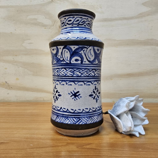 Vintage Ceramic Moroccan Fassi motif vase blue / white (FES) cobalt blue / copper rims
