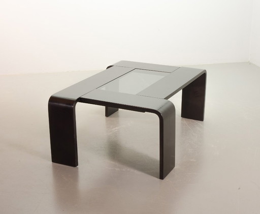 Rechteckiger Couchtisch aus schwarz lackiertem Sperrholz im Ake Fribyter-Stil mit Rauchglasplatte, 1970er Jahre.