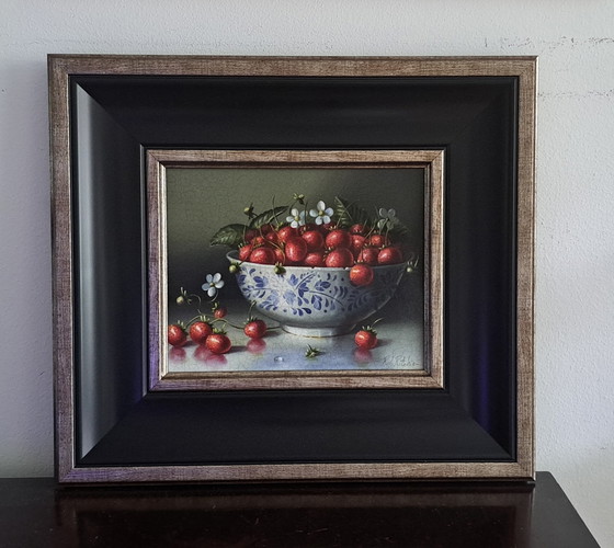 Image 1 of Fresas silvestres en cuenco antiguo