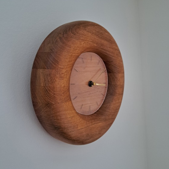 Vintage sculpturale wandklok van massief teakhout – jaren 70, mid-century modern design, Denemarken – Klokken (photo 3 of 6)